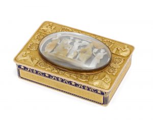 A Napoleonic French gold, enamelled and cameo-set snuff box