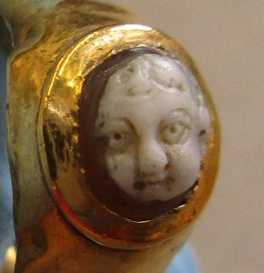 Gold ring, the swelling hoop set with an onyx cameo of a child's head