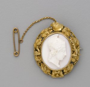 Gold brooch set with Italian shell cameo