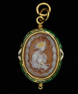 Pendant with a chalcedony cameo of Cleopatra