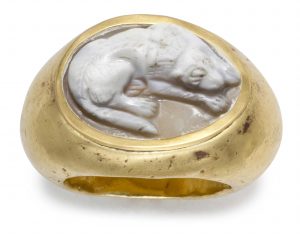 A ROMAN GOLD AND AGATE CAMEO FINGER RING WITH A DOG CIRCA 2ND-3RD CENTURY A.D.