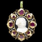 Locket of a layered agate cameo of two male busts, set in gold decorated with painted enamels and rubies
