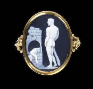 Gold ring, with an oval bezel with a layered agate triplet cameo of Theseus and the slain Minotaur