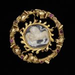 Ring brooch with lion cameo