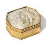 A gold and mother of pearl snuff box