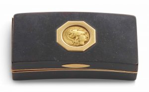 GOLD AND TORTOISESHELL SNUFFBOX BY PIERRE-ANDRE MONTAUBAN
