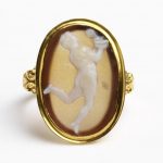 Engraved gemstone set in a gold ring. White over pale brown layered agate, variety 'sardonyx'. Psyche